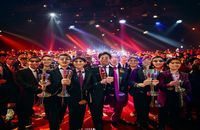 2026年国际gay片电影节颁奖典礼现场，红毯上导演与演员手持奖杯合影，灯光璀璨氛围热烈
